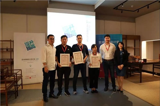 王春龍先生、曾偉云先生和朱月容女士分別為黃曉星、薛剛和郭月華頒獎