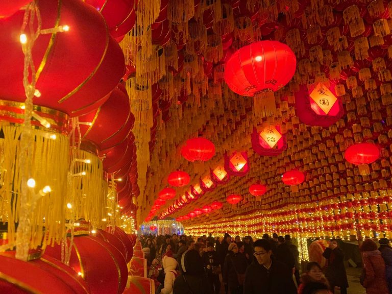 望千門如晝，嬉笑游冶